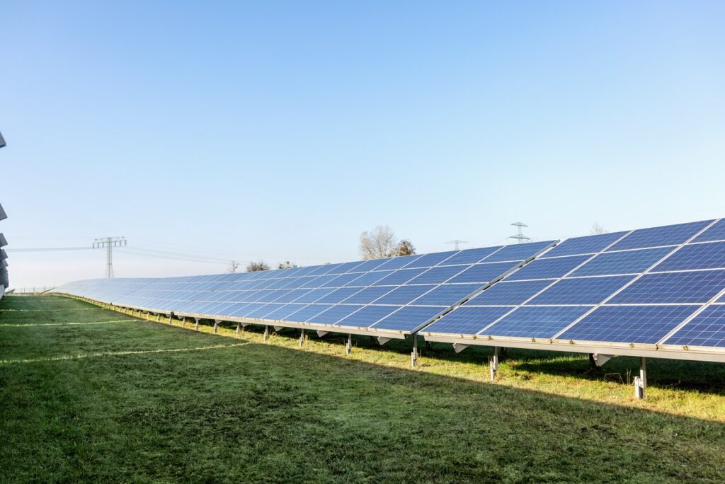 Budowa farm fotowoltaicznych a opłacalność inwestycji – co wpływa na zwrot z przedsięwzięcia?