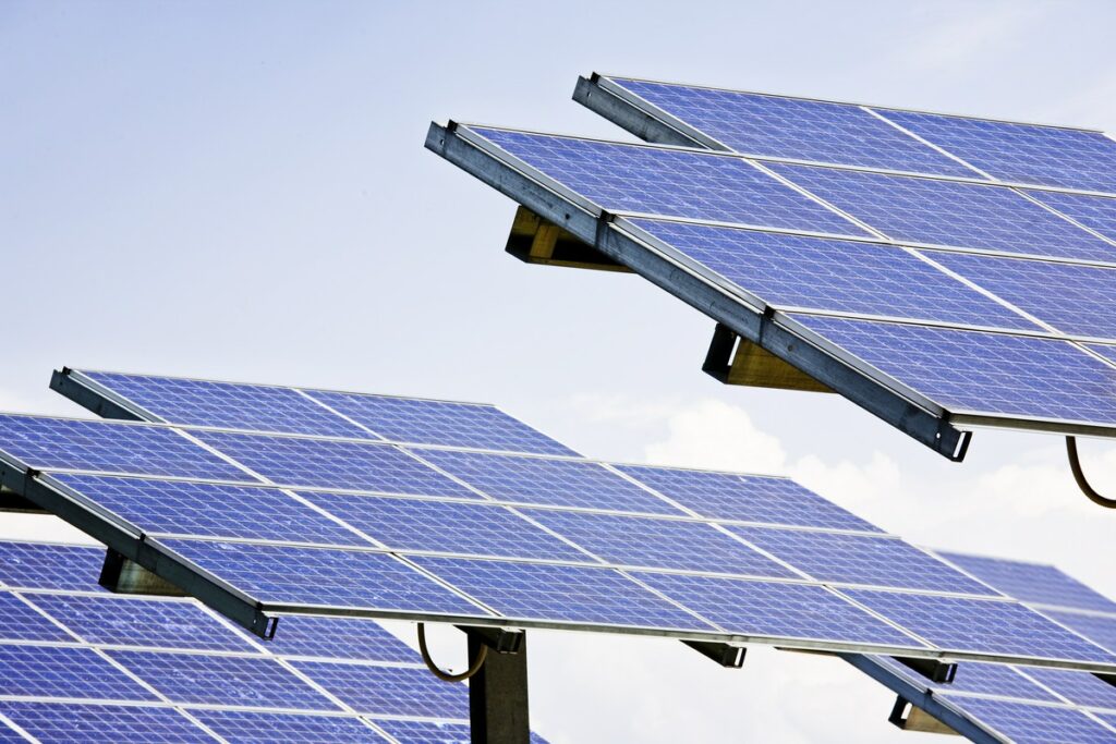 Nowoczesne stelaże pod fotowoltaikę – materiały, technologie i trendy